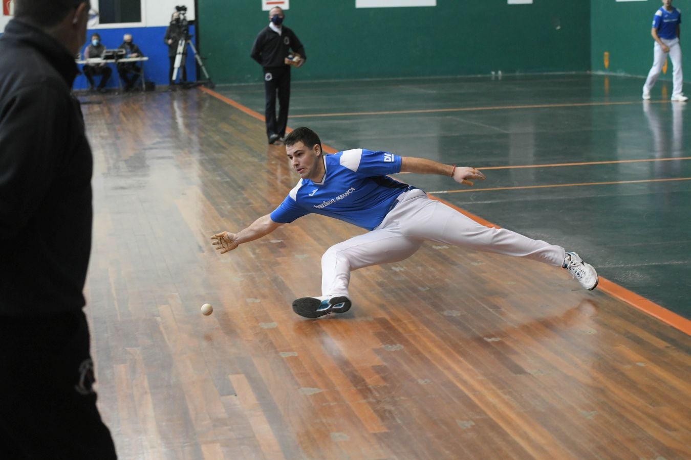Olatz Arrizabalaga destroza a Amaia Aldia con el saque (6-22) y sucede a la de Dima en el palmarés. 
