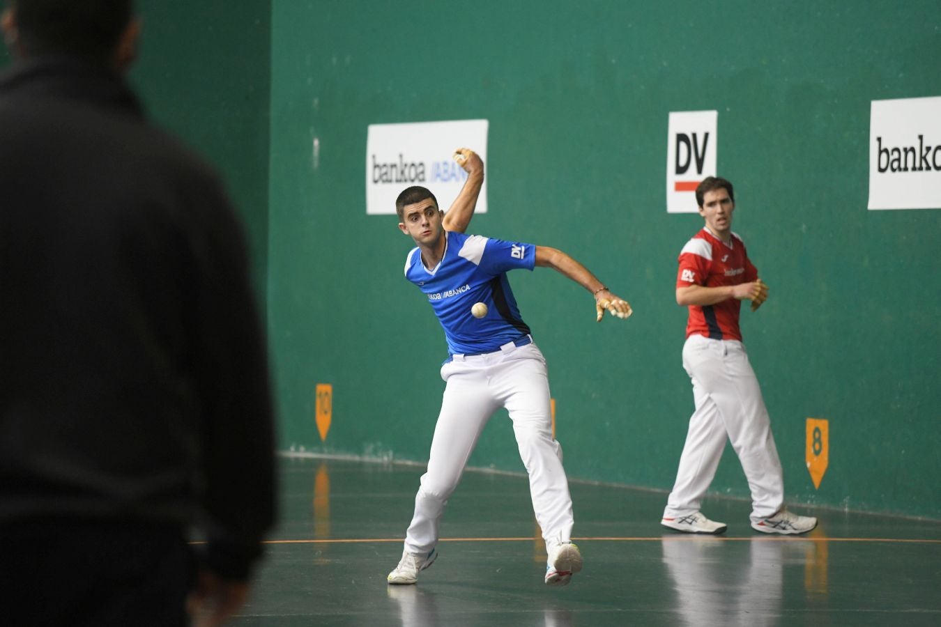 Olatz Arrizabalaga destroza a Amaia Aldia con el saque (6-22) y sucede a la de Dima en el palmarés. 