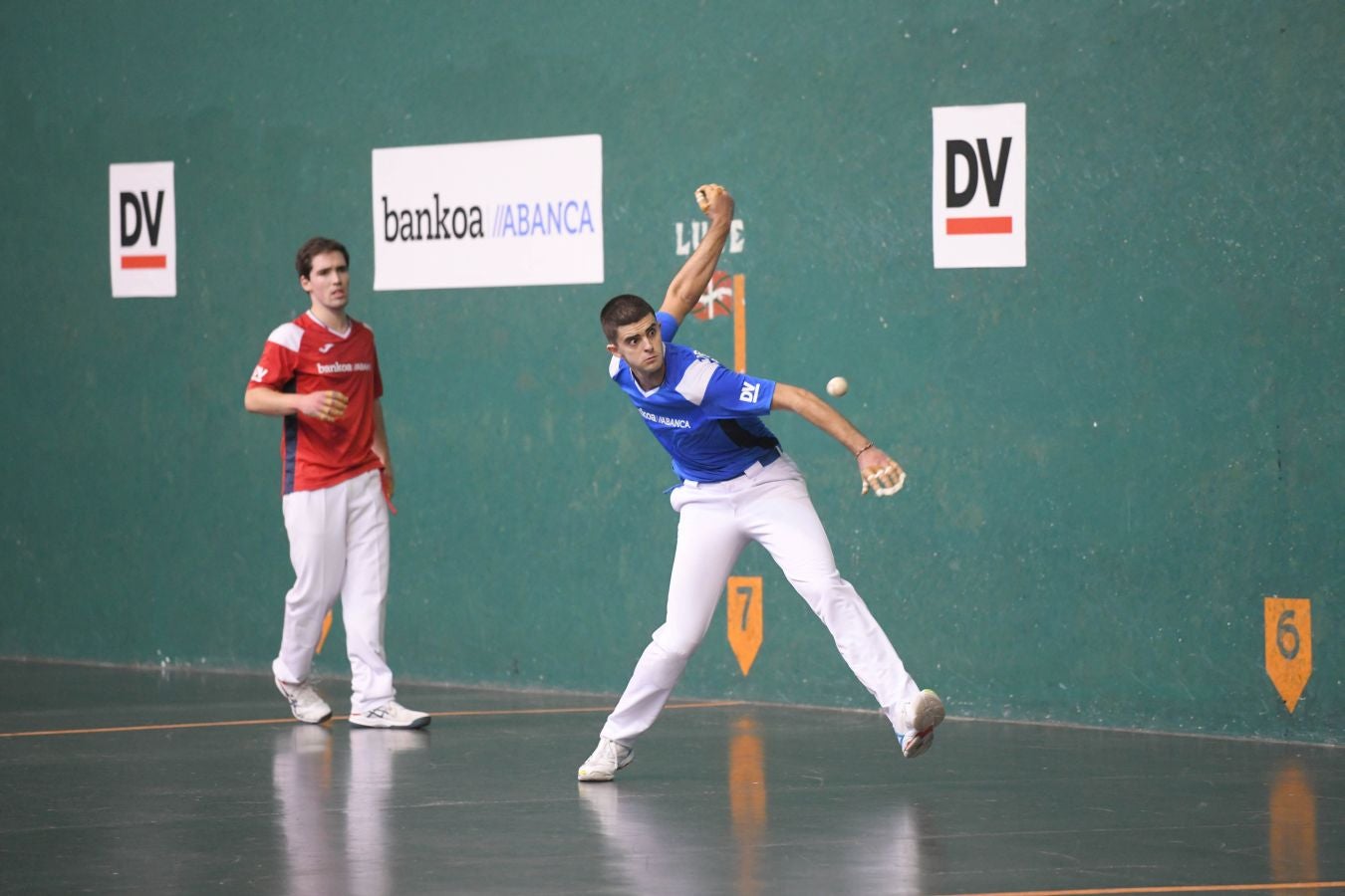 Olatz Arrizabalaga destroza a Amaia Aldia con el saque (6-22) y sucede a la de Dima en el palmarés. 