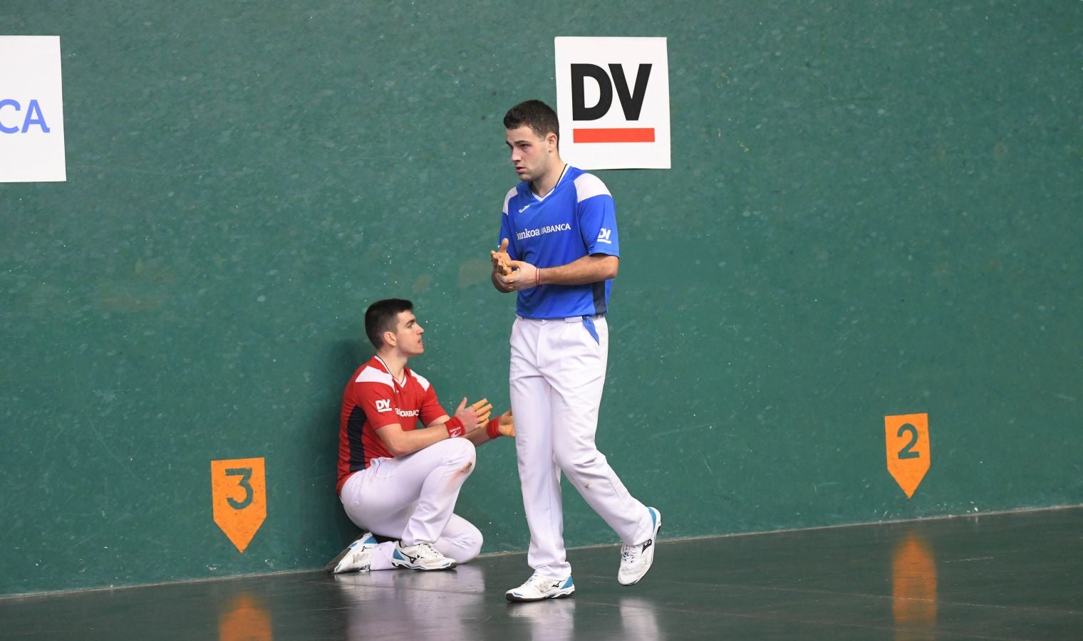 Olatz Arrizabalaga destroza a Amaia Aldia con el saque (6-22) y sucede a la de Dima en el palmarés. 