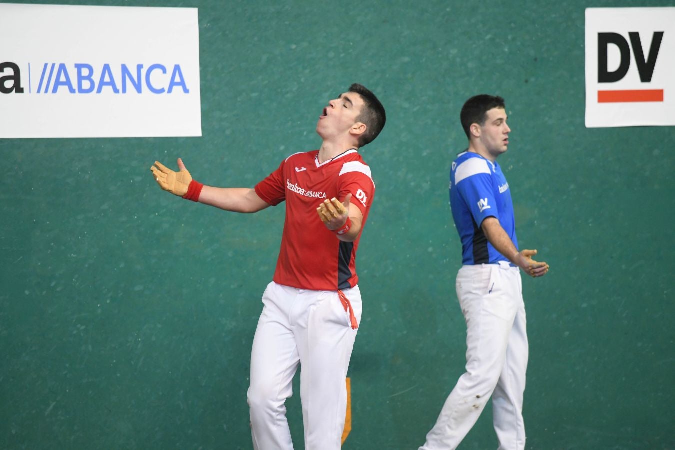 Olatz Arrizabalaga destroza a Amaia Aldia con el saque (6-22) y sucede a la de Dima en el palmarés. 