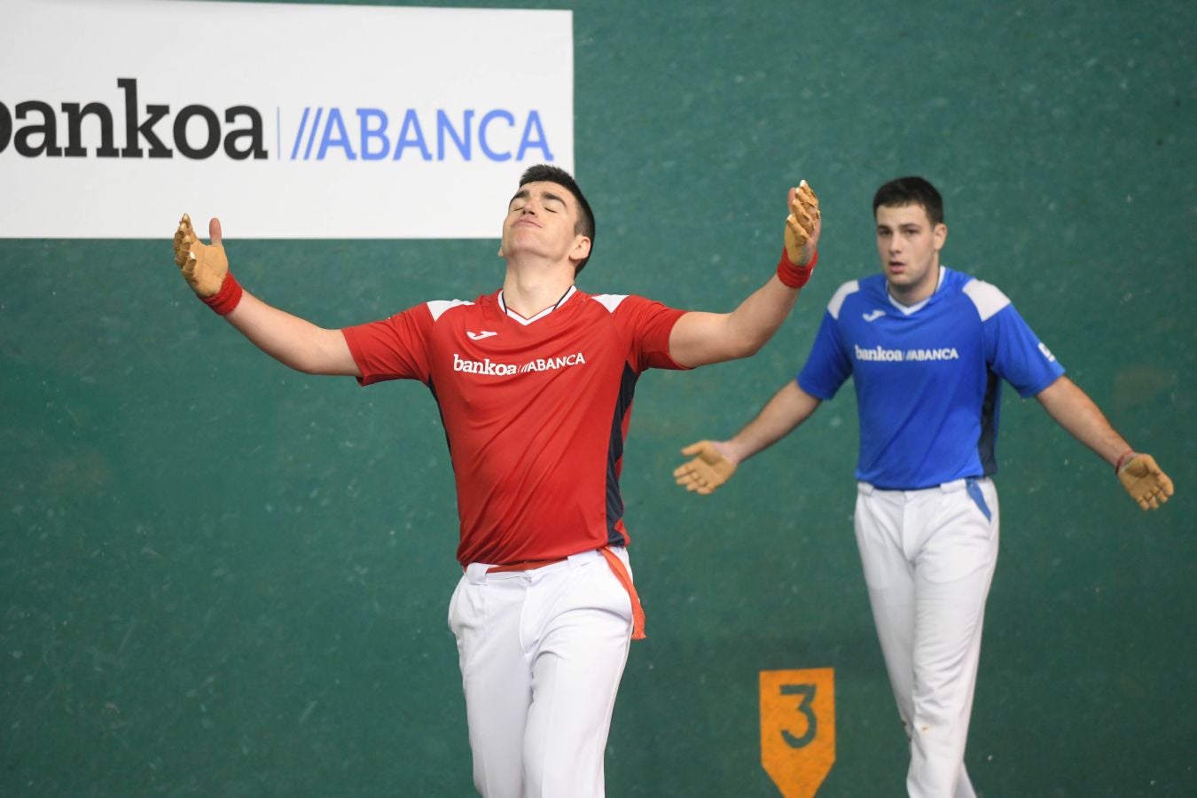 Olatz Arrizabalaga destroza a Amaia Aldia con el saque (6-22) y sucede a la de Dima en el palmarés. 