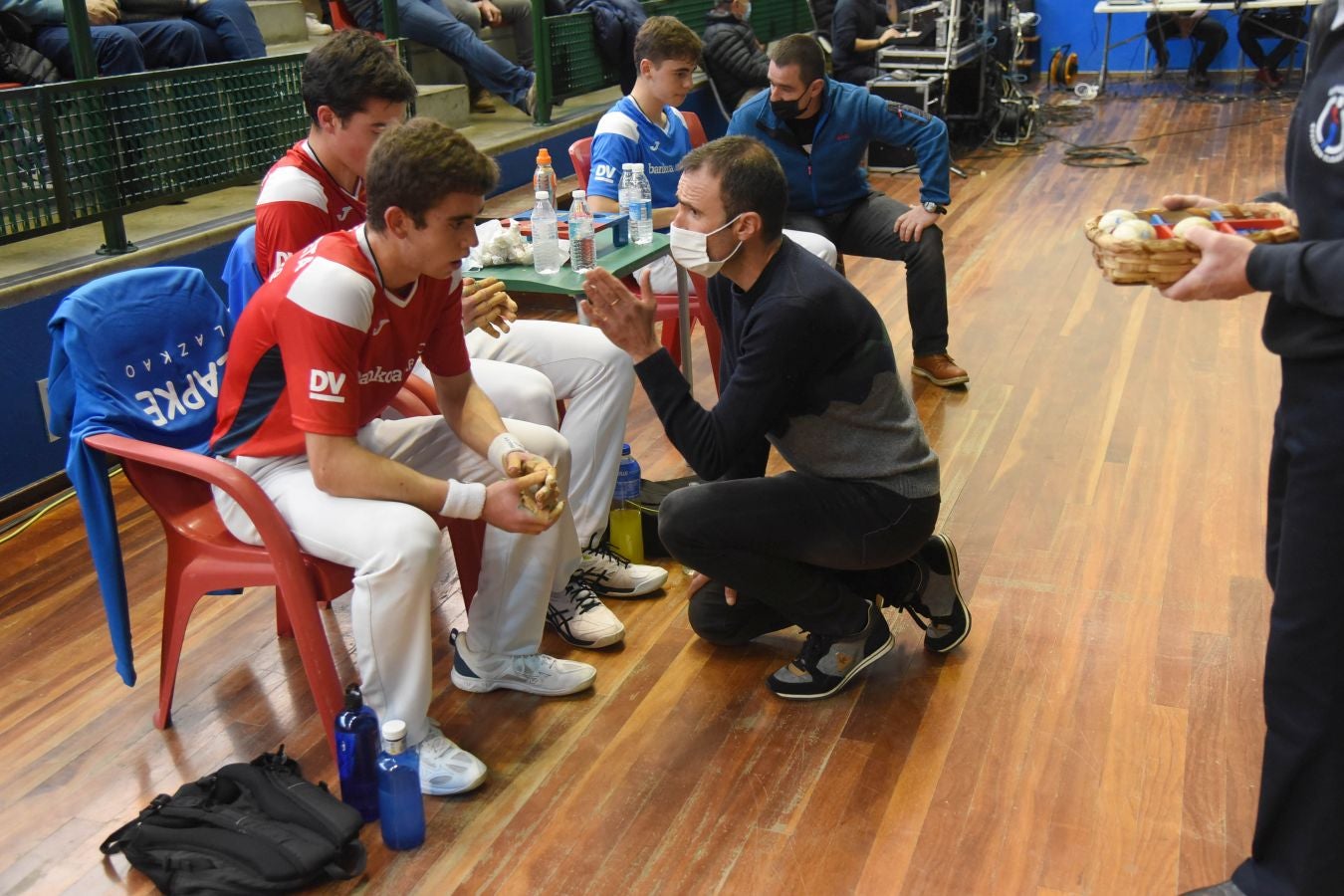 Olatz Arrizabalaga destroza a Amaia Aldia con el saque (6-22) y sucede a la de Dima en el palmarés. 