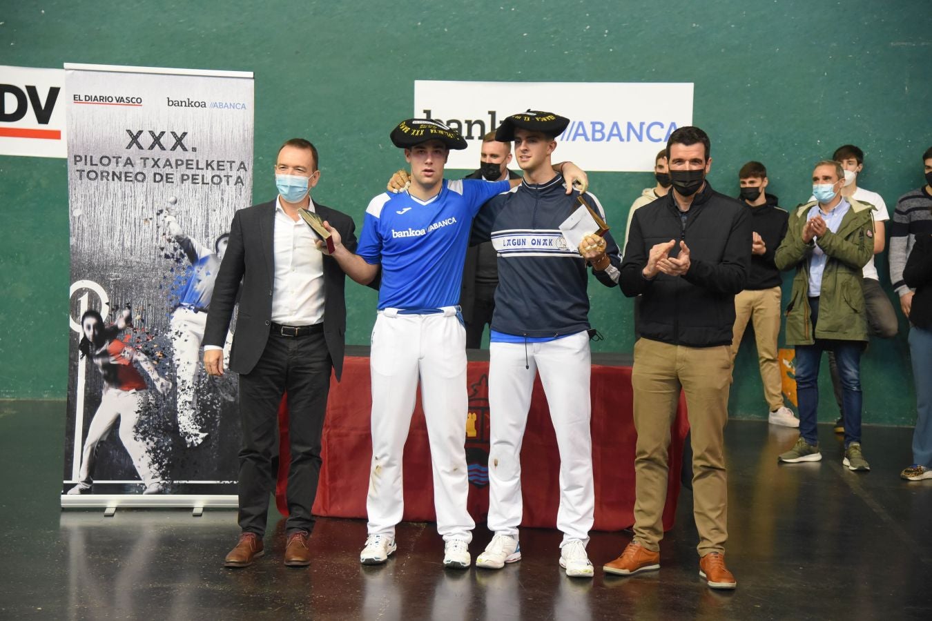 Olatz Arrizabalaga destroza a Amaia Aldia con el saque (6-22) y sucede a la de Dima en el palmarés. 