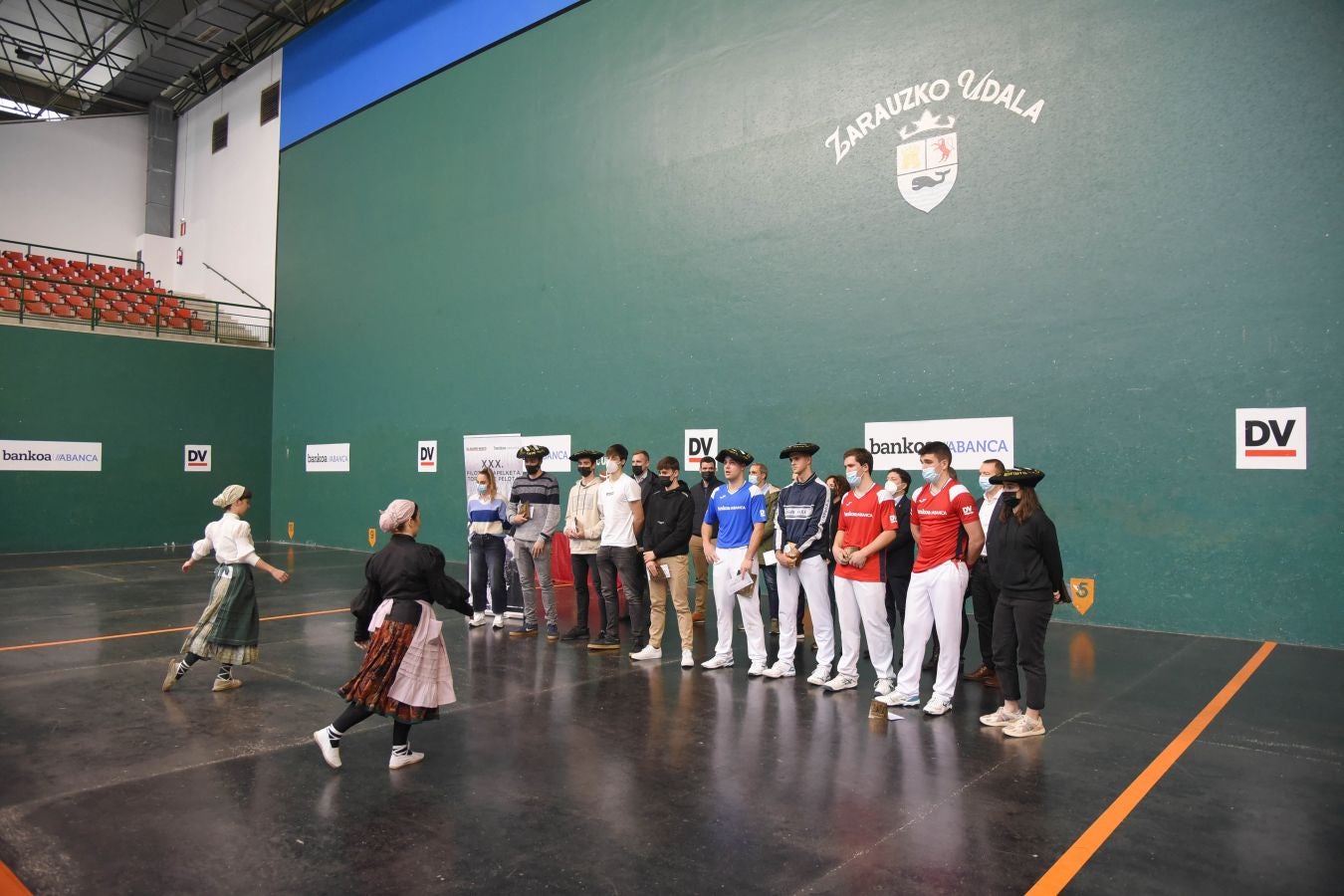 Olatz Arrizabalaga destroza a Amaia Aldia con el saque (6-22) y sucede a la de Dima en el palmarés. 