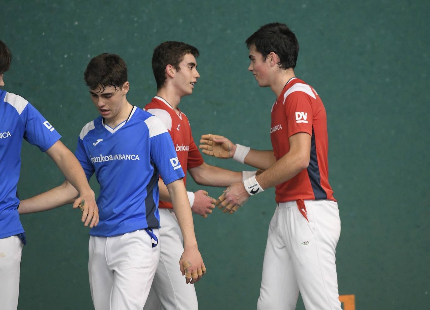 Olatz Arrizabalaga destroza a Amaia Aldia con el saque (6-22) y sucede a la de Dima en el palmarés. 