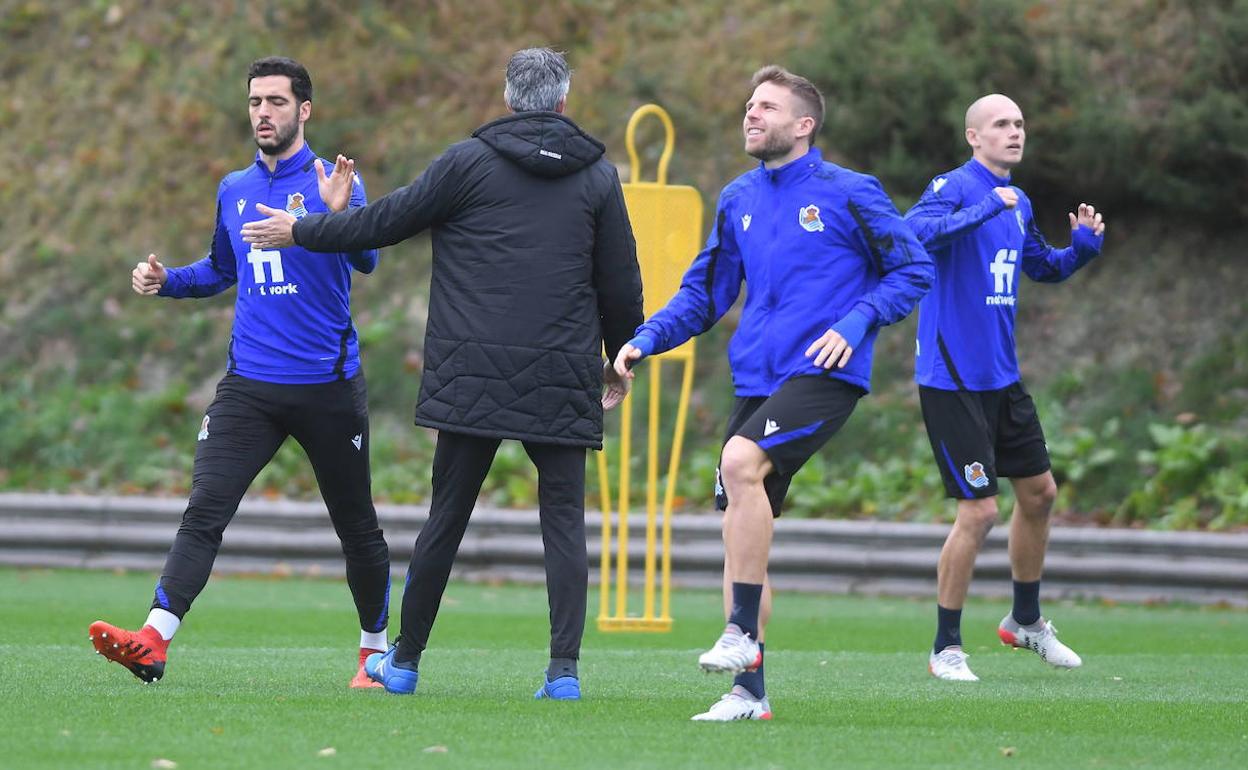 Merino, Illarramendi y Guridi, junto a Imanol de espaldas, durante un entrenamiento de esta temporada. 