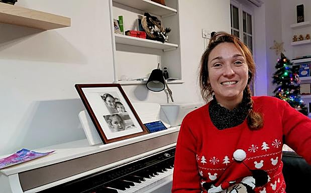 Muriel Larrea, con un tradicional jersey navideño, también recibió ayer un bolso.