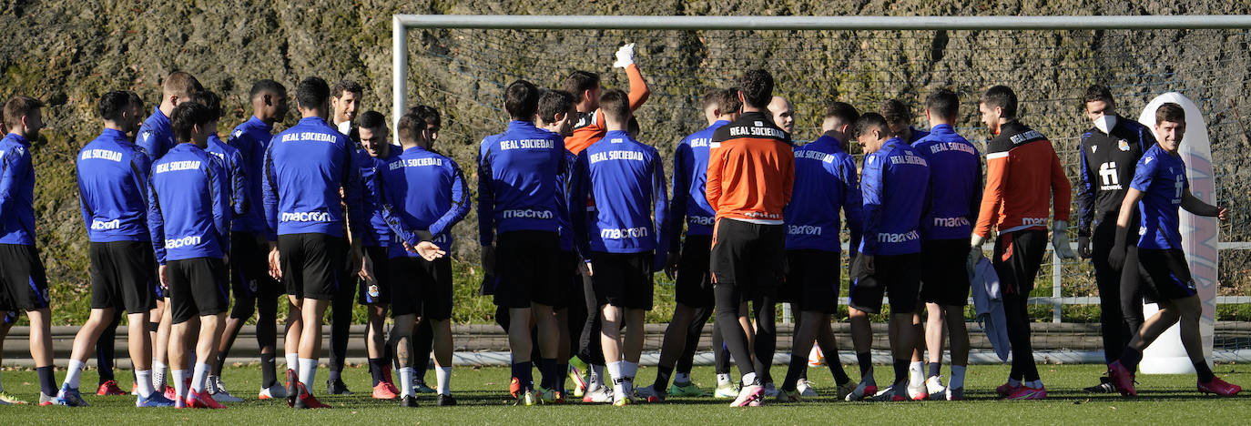 Los jugadores de la Real, antes de iniciar un entrenamiento previo a las vacaciones de Navidad.