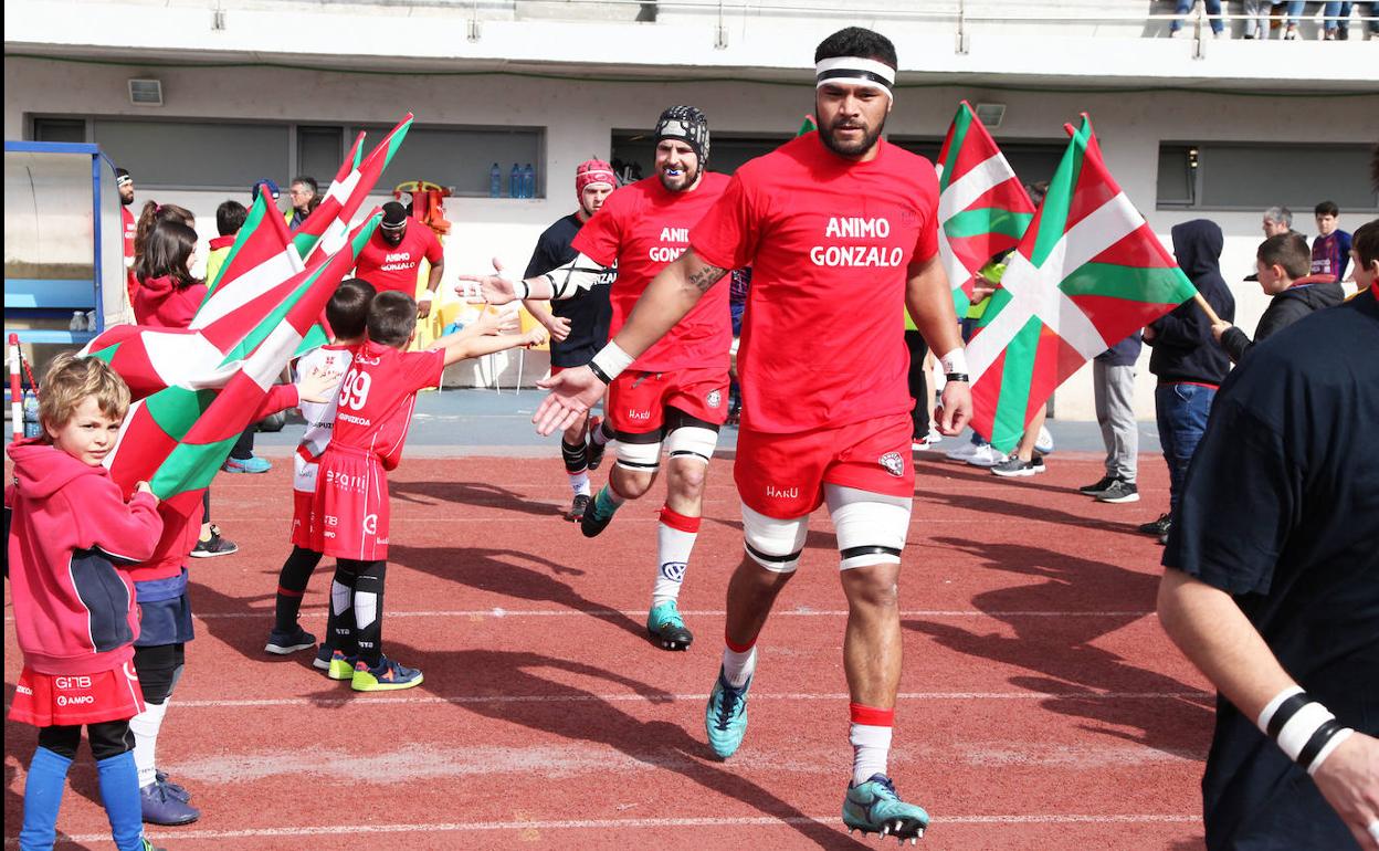 Kawa Leauma salta al terreno de juego durante un partido. 