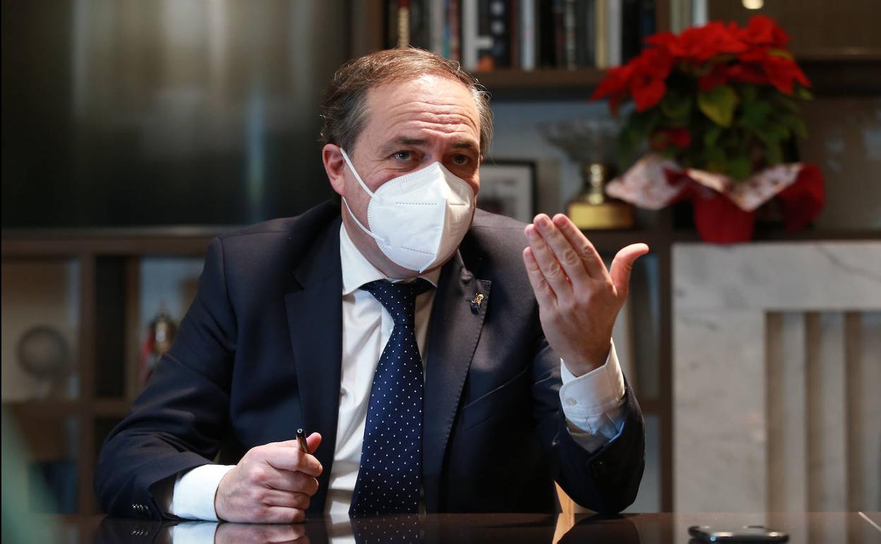 Jokin Aperribay gesticula durante un momento de la entrevista. 