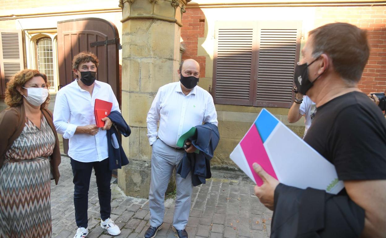 Andoni Ortuzar y Arnaldo Otegi, en septiembre en Miramar. 