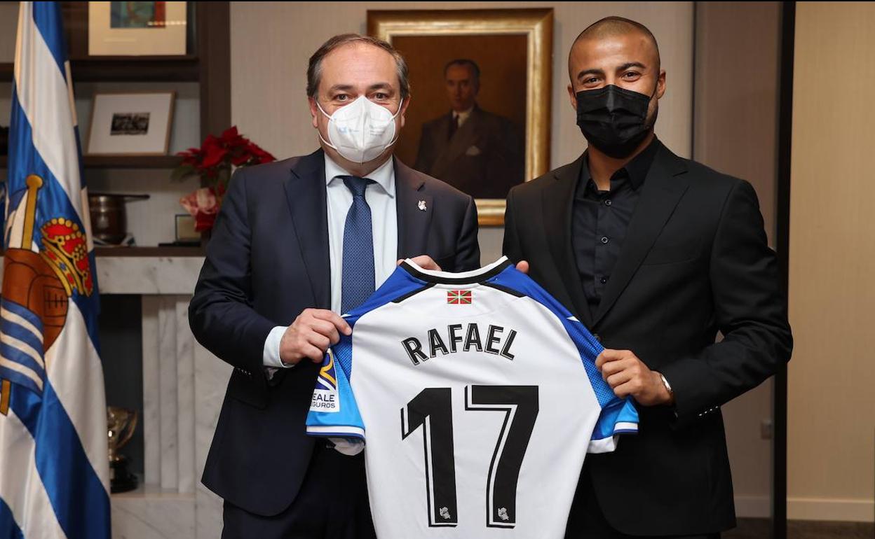 El presidente Jokin Aperribay y Rafinha Alcántara sostienen una camiseta de la Real Sociedad con el número 17 que lucirá el jugador.