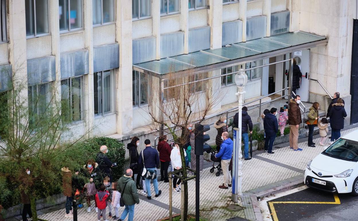 Colas para hacerse una PCR en el ambulatorio de Gros