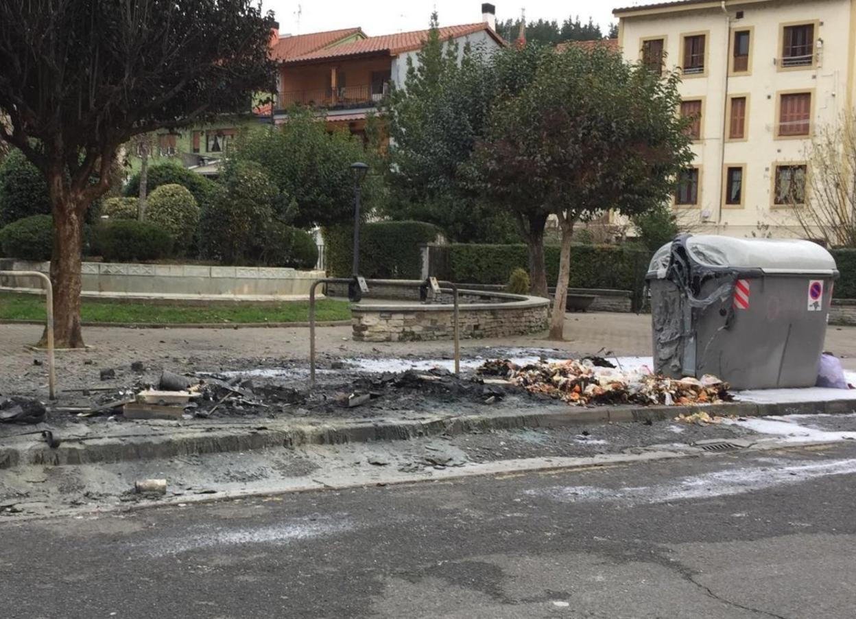 La madrugada del pasado día 25 se quemaron contenedores en dos puntos del municipio. En Ilargi plaza, que ya se quemaron también el 10 de octubre, y en Errekabarren. 