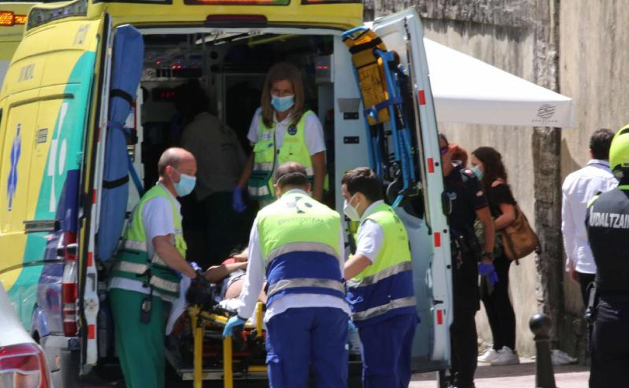 Momento en que la víctima es trasladada por los servicios de emergencia. Los hechos ocurrieron el 7 de julio de 2020 en Eibar. 