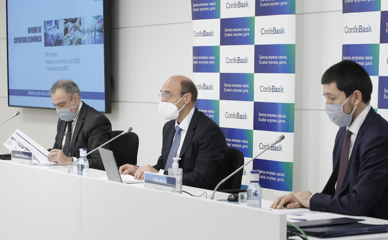 Eduardo Zubiaurre, presidente de Confebask, en el centro, acompañado de su director general Eduardo Aretxaga y del responsable de Economía Pablo Martín, en un momento de la rueda de prensa 