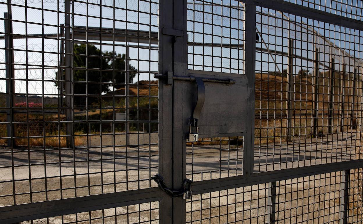 Heridos trece guardias civiles al impedir el paso de 500 inmigrantes en Melilla