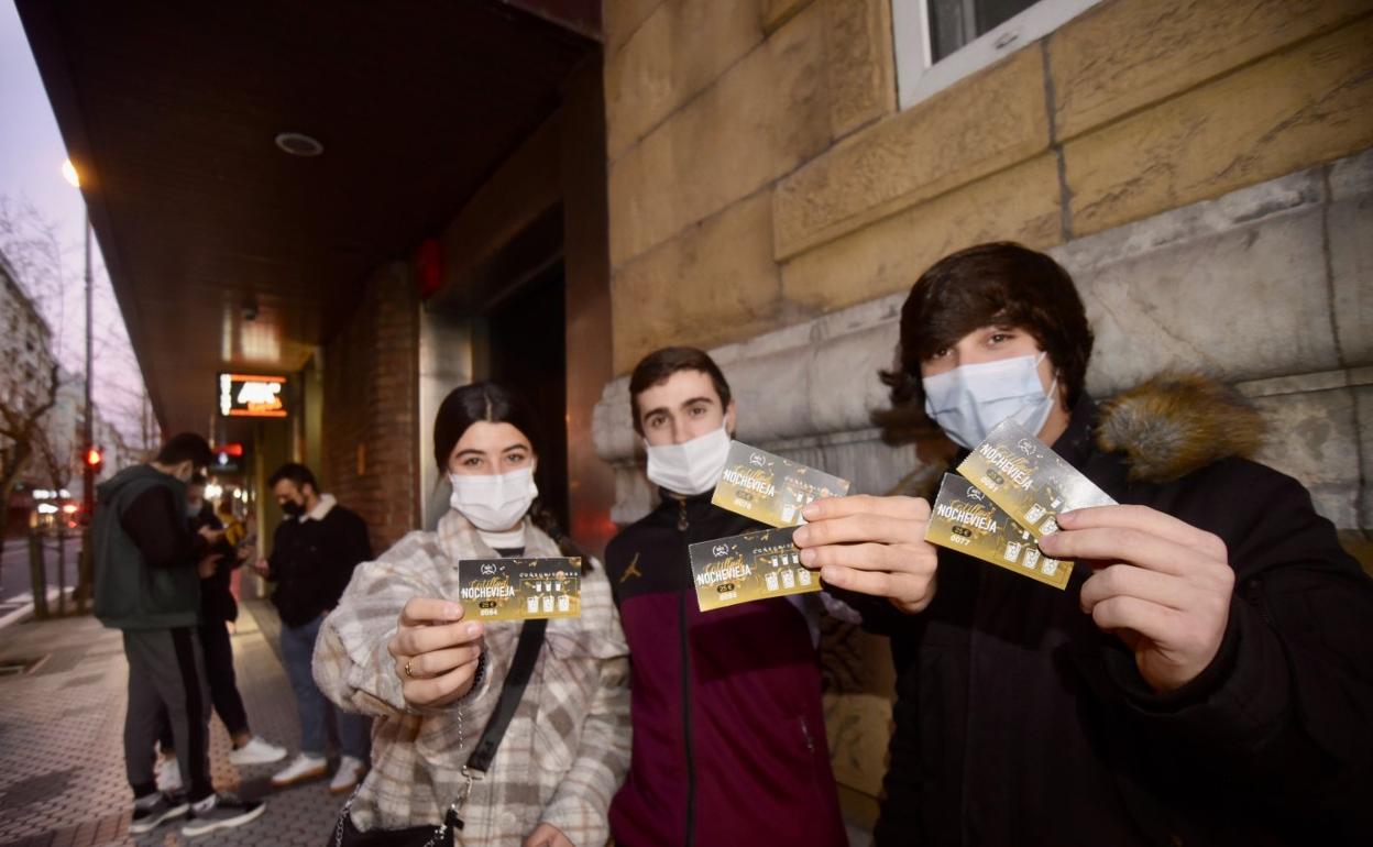 Jóvenes con entradas para un cotillón en Donostia. Los locales que tienen fiestas preparadas para el fin de año esperan la decisión de los jueces para resolver sobre las posibles devoluciones. «Un sinvivir», como han resumtido esta semana los hosteleros afectados por las medidas. 