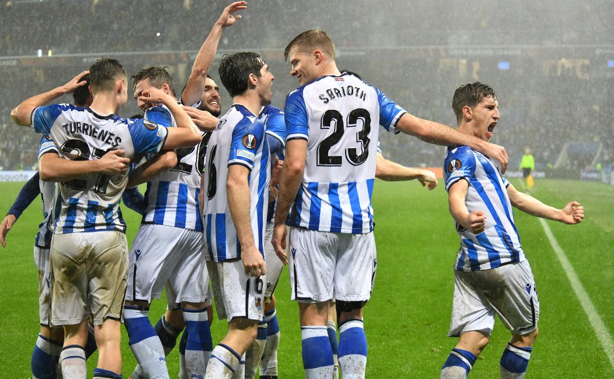 Los jugadores de la Real celebran uno de los tres goles marcados al PSV en el último encuentro de la fase de grupos de la Europa League. 