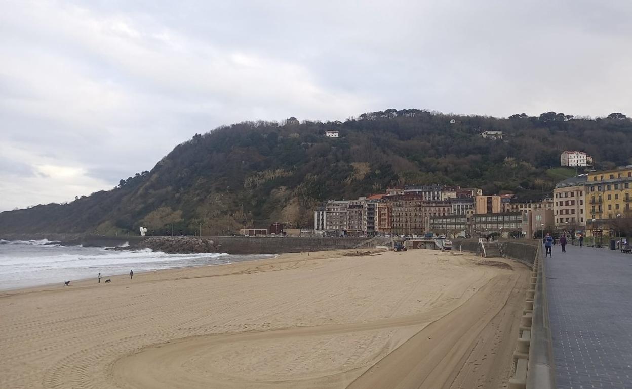 La playa de Zurriola, última en ser limpiada estos días. 