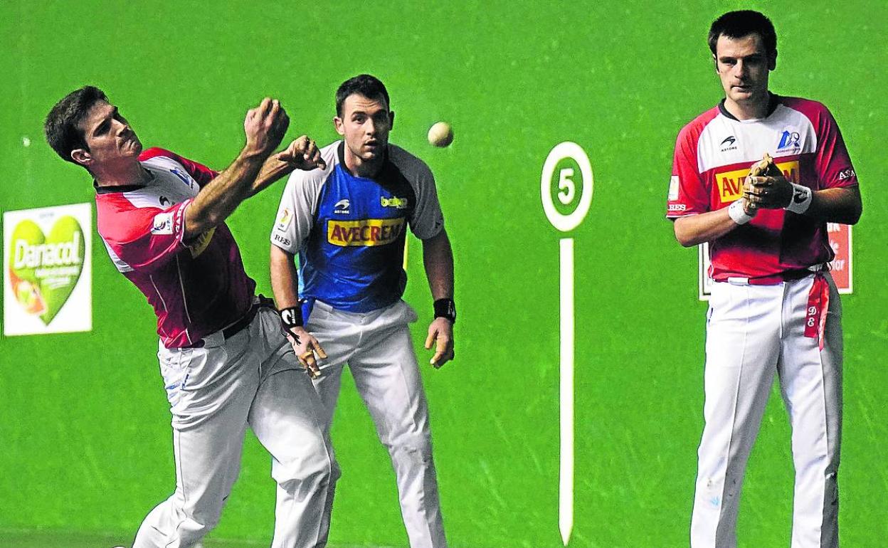 Zabaleta suelta un derechazo en presencia de Jaka y Elezkano II este jueves en el Beotibar. 