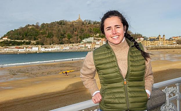 Ane Duroudier, en la barandilla del Paseo de La Concha.