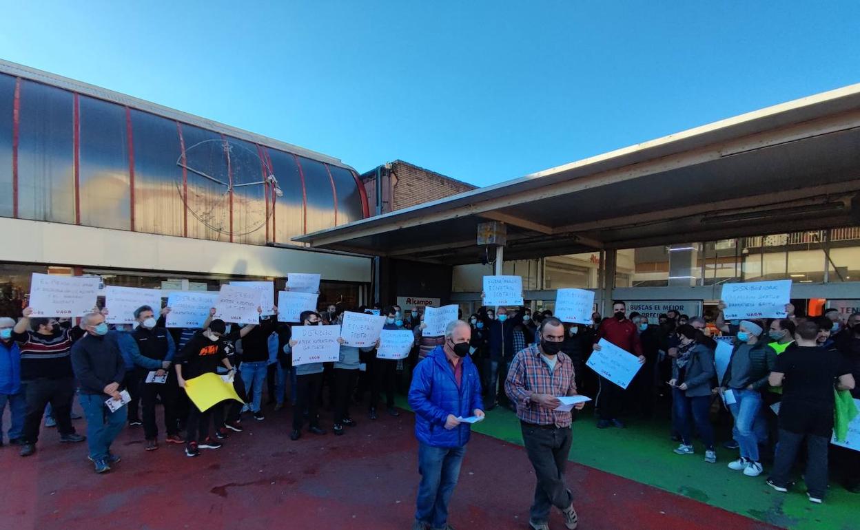 Los ganaderos protestan con carteles en los que se divulgaban sus reivindicaciones en la entrada del Alcampo.