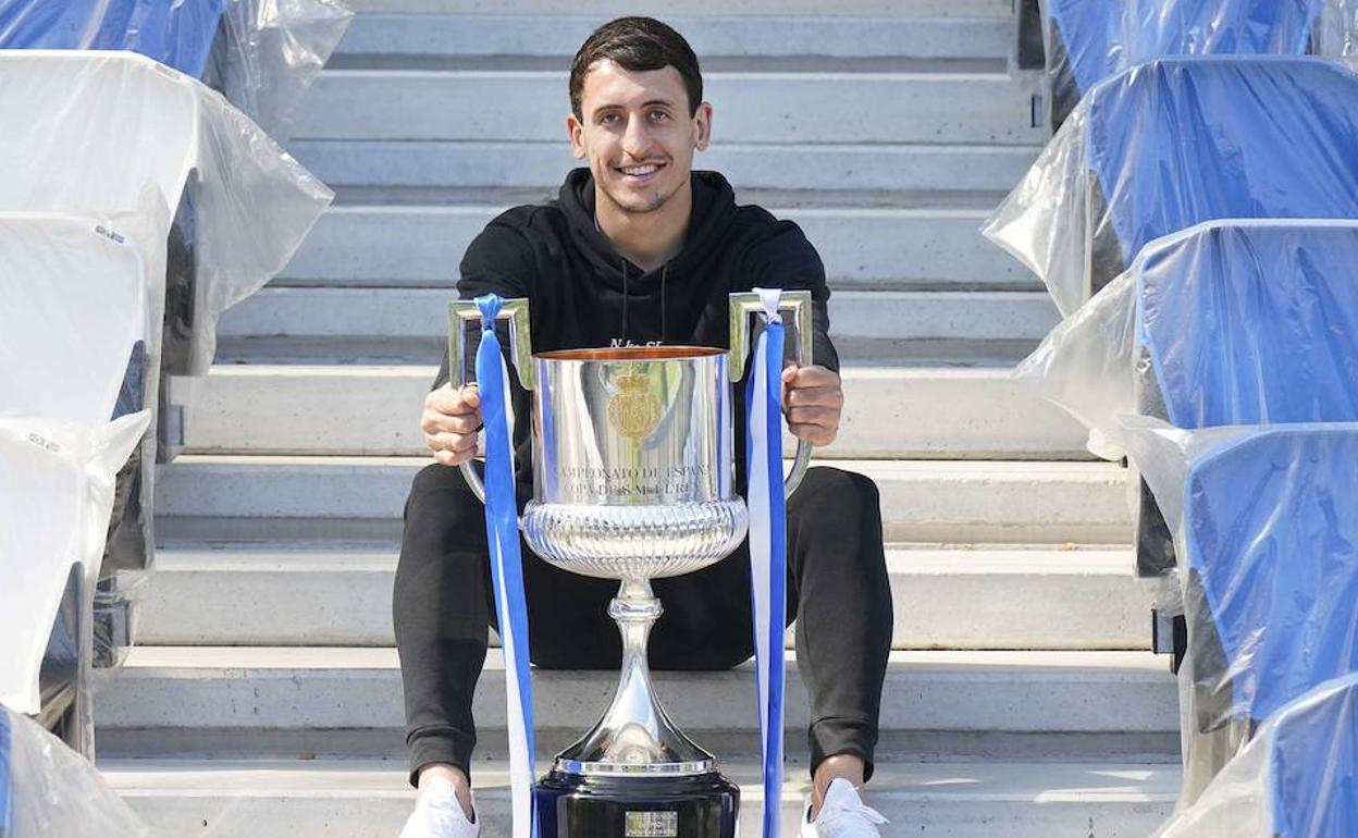 Mikel Oyarzabal posa con la Copa del Rey