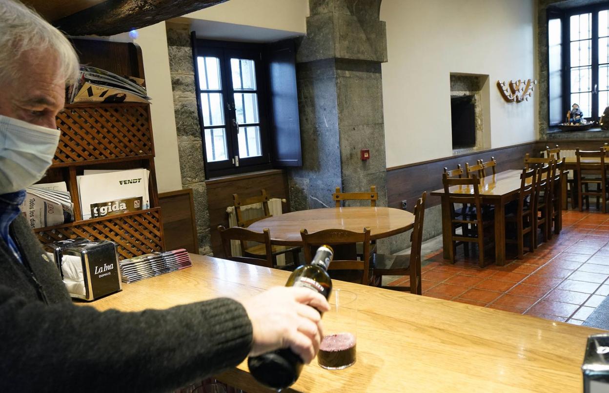 Pablo dirige junto a Enkarni el Ostatu de Orendain desde hace tres décadas. 