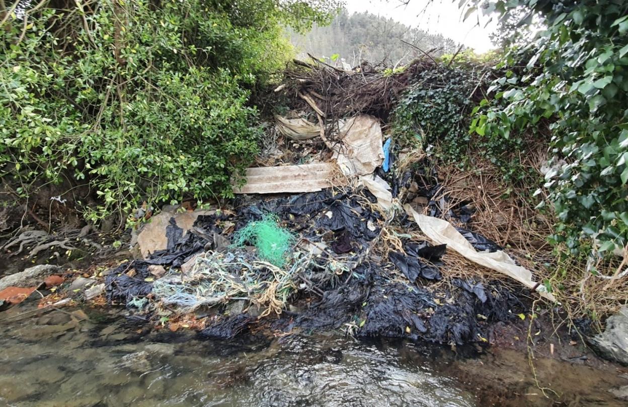 Foto de los materiales plásticos y demás residuos vertidos al cauce del Urola. 