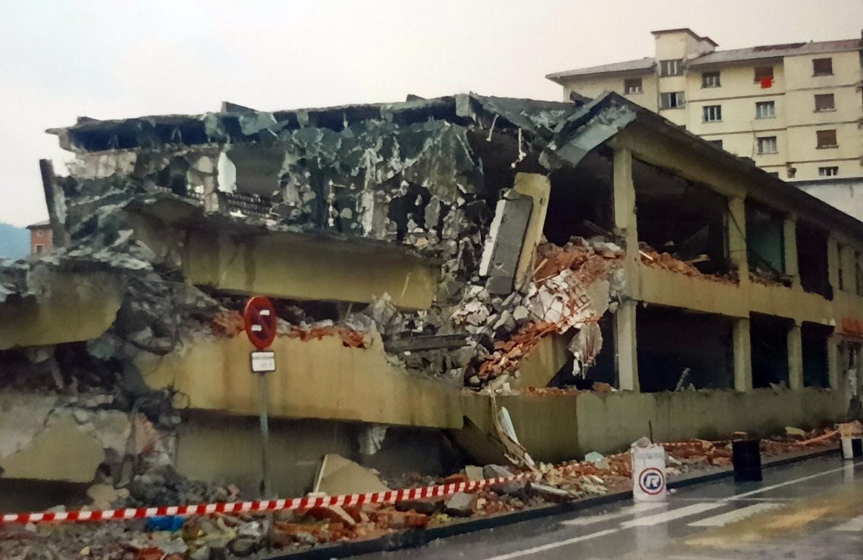 Derribo de la fábrica de Madaya, dedicada a la mecanización y transformación de piezas de acero. 