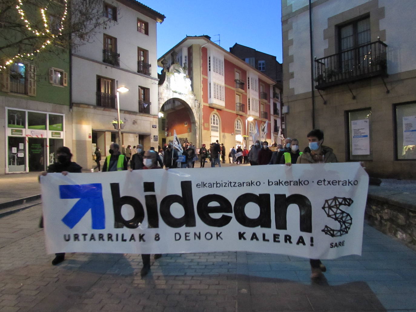 Cabeza de la manifestación que recorrió las calles de Arrasate. 
