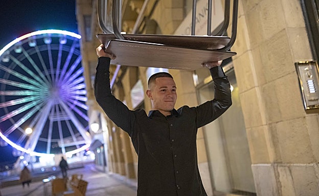 Imagen principal - Hacia la una de la madrugada, bares y restaurantes comenzaron a echar el cierre. El cotillón del Hotel Londres fue más apagado que otros años. 