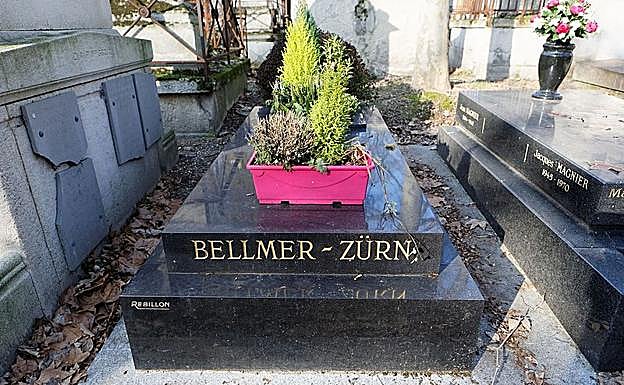 Elkarrekin daude hobiratuta bizirik zeudela harreman berezia izan duten Hans Bellmer eta Unica Zürn Parisko Père Lachaise hilerrian.