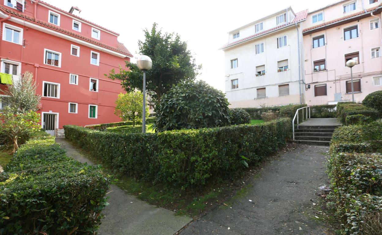 El entorno de edificios del Grupo Irurak cuenta con rampas, escaleras y otras barreras arquitectónicas. 