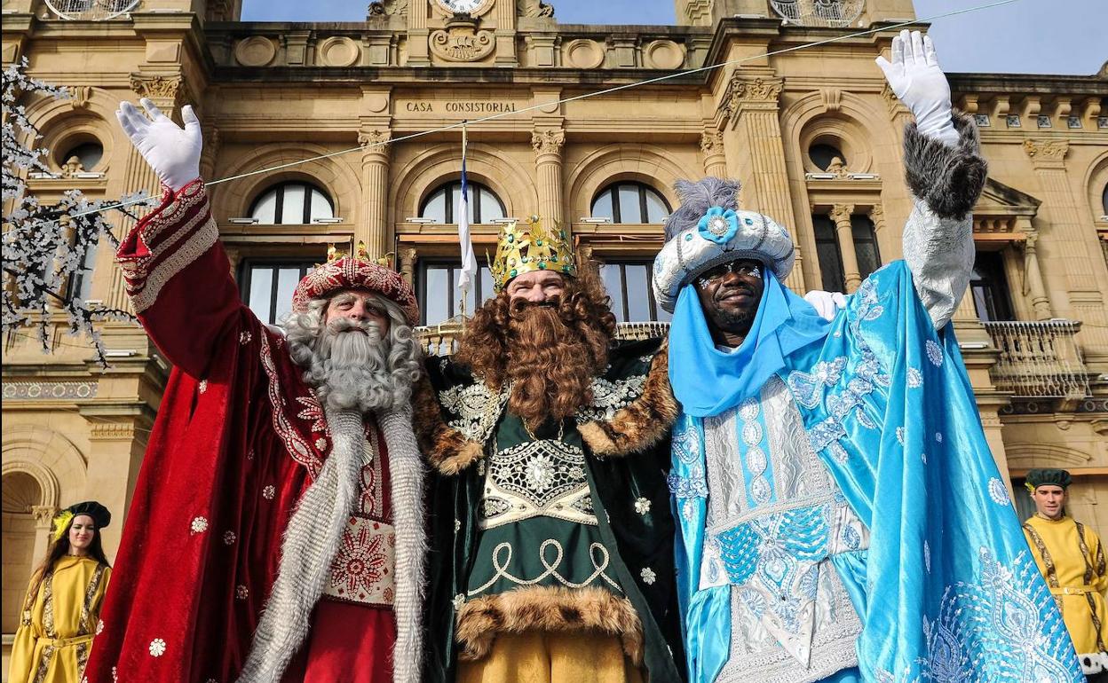 Melchor, Gaspar y Baltasar frente al Ayuntamiento de Donostia