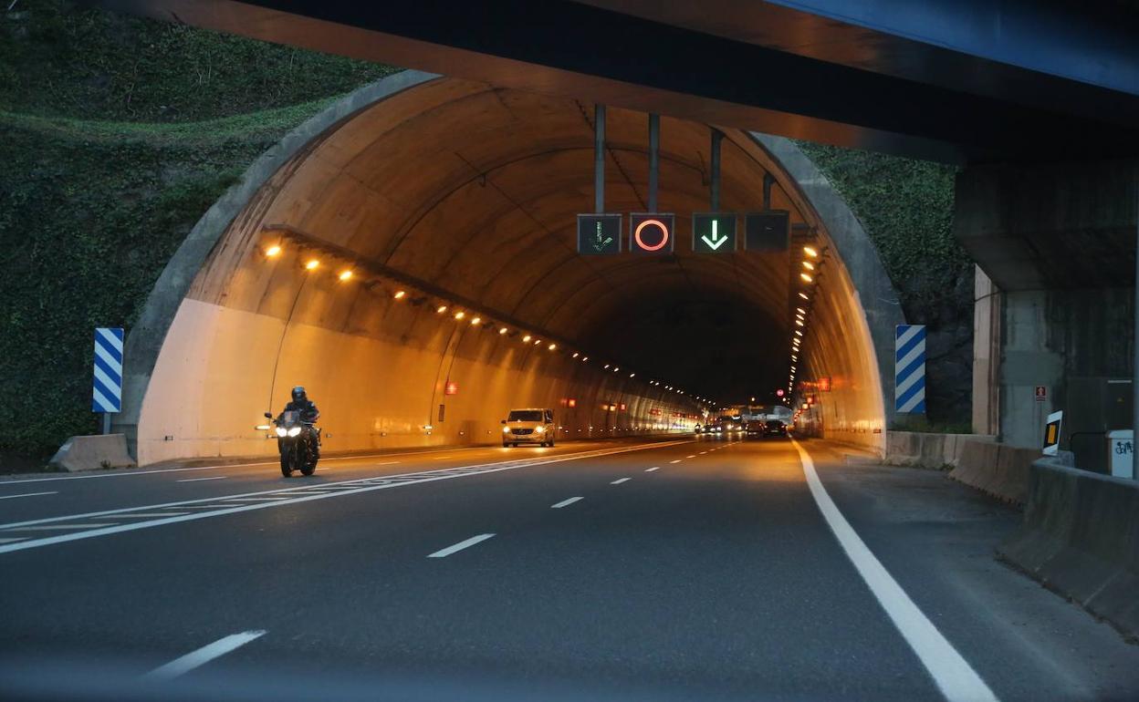 El accidente ha tenido lugar en el kilómetro la GI-41, a la altura del túnel cercano a la hípica de Loiola 