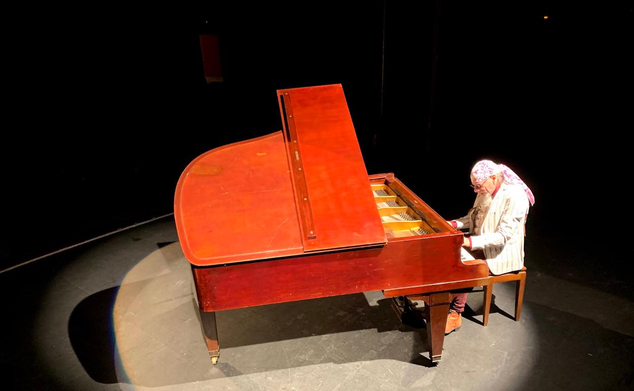 Enrique Villarreal, 'El Drogas', al piano. 