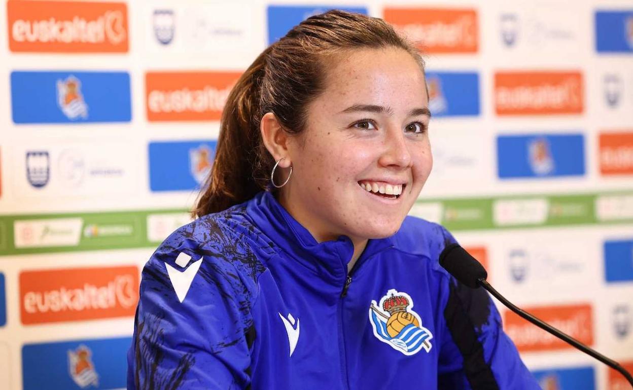 La jugadora de la Real Sociedad, Amaiur Sarriegi, durante la rueda de prensa de hoy. 