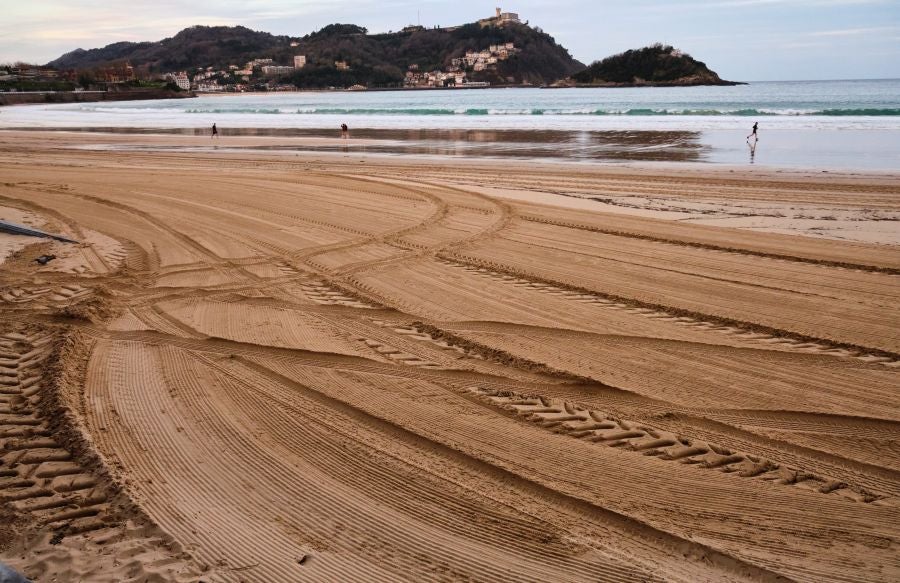 Fotos: Puesta a punto de la playa de La Concha