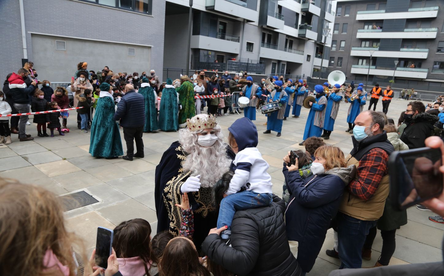 Fotos: La cabalgata de los Reyes Magos recorre las calles de Donostia