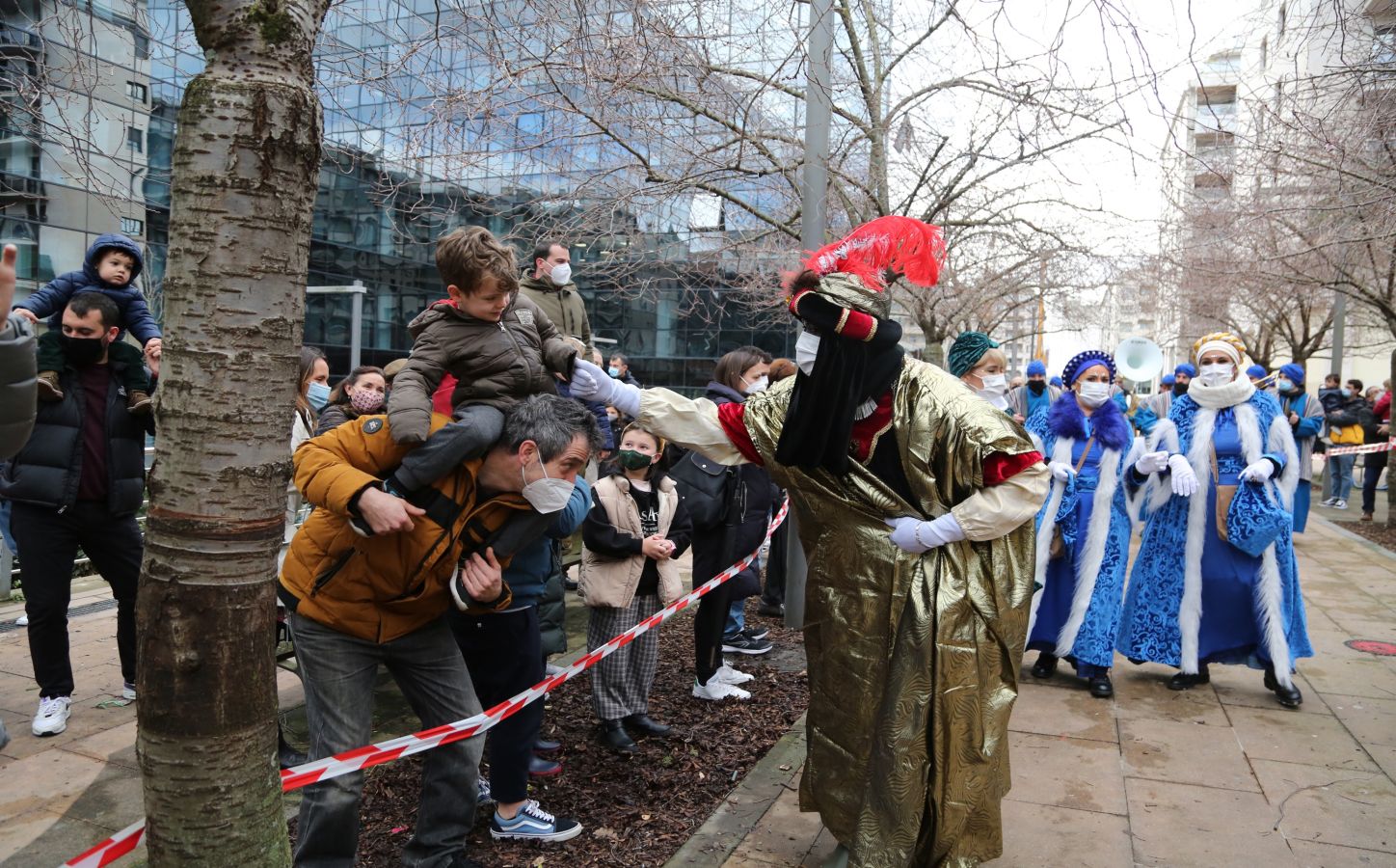 Fotos: La cabalgata de los Reyes Magos recorre las calles de Donostia