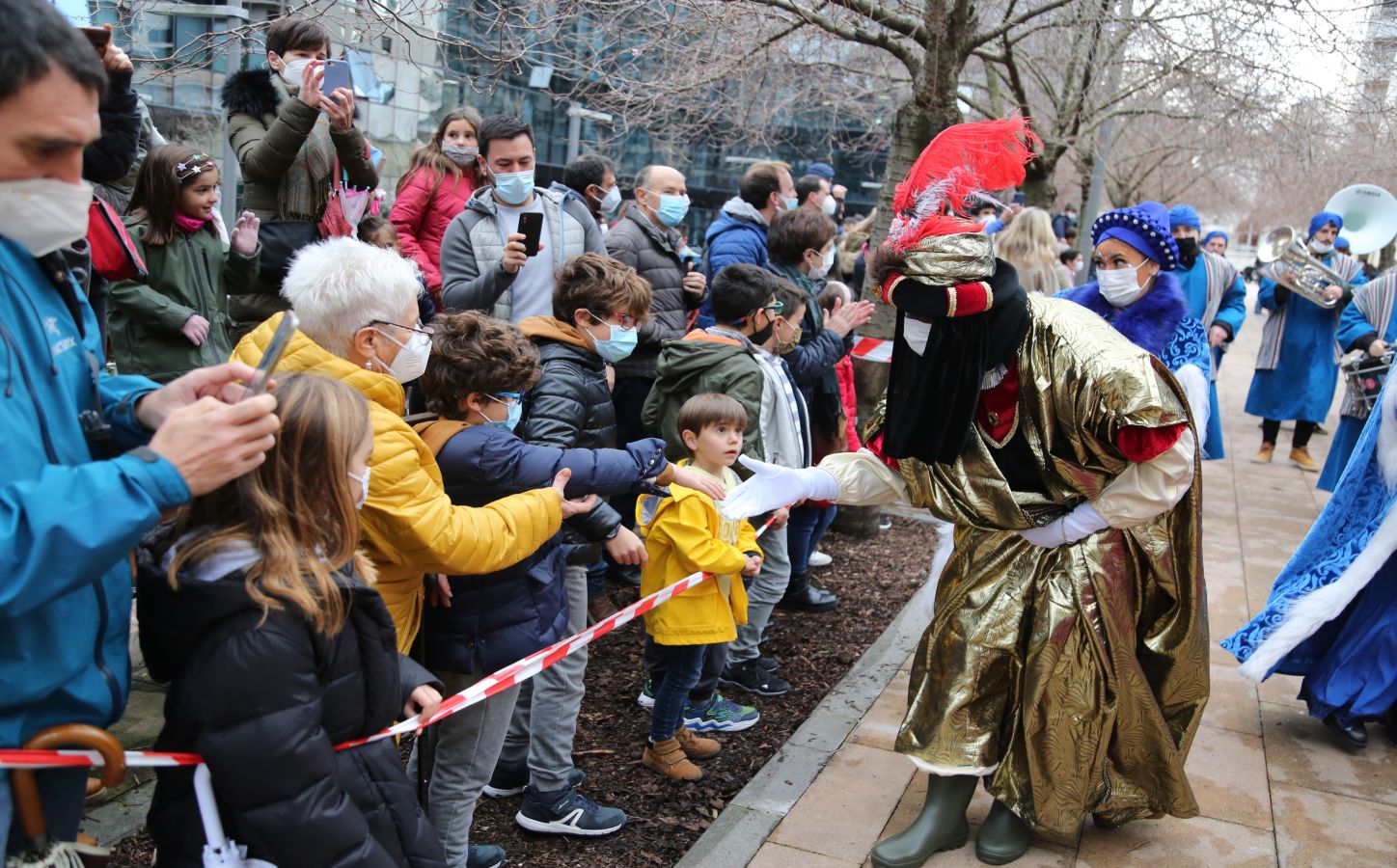 Fotos: La cabalgata de los Reyes Magos recorre las calles de Donostia