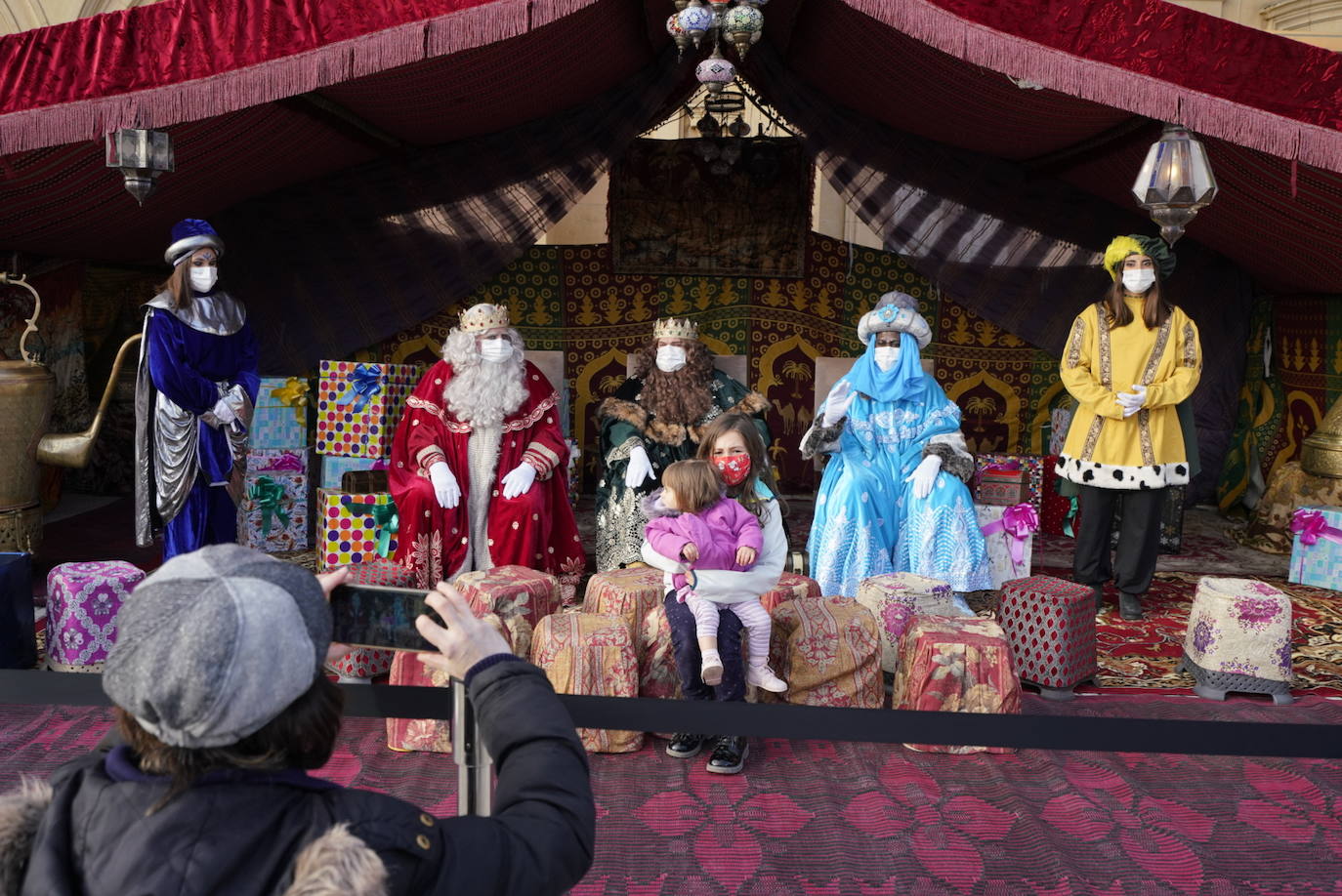 Fotos: La cabalgata de los Reyes Magos recorre las calles de Donostia
