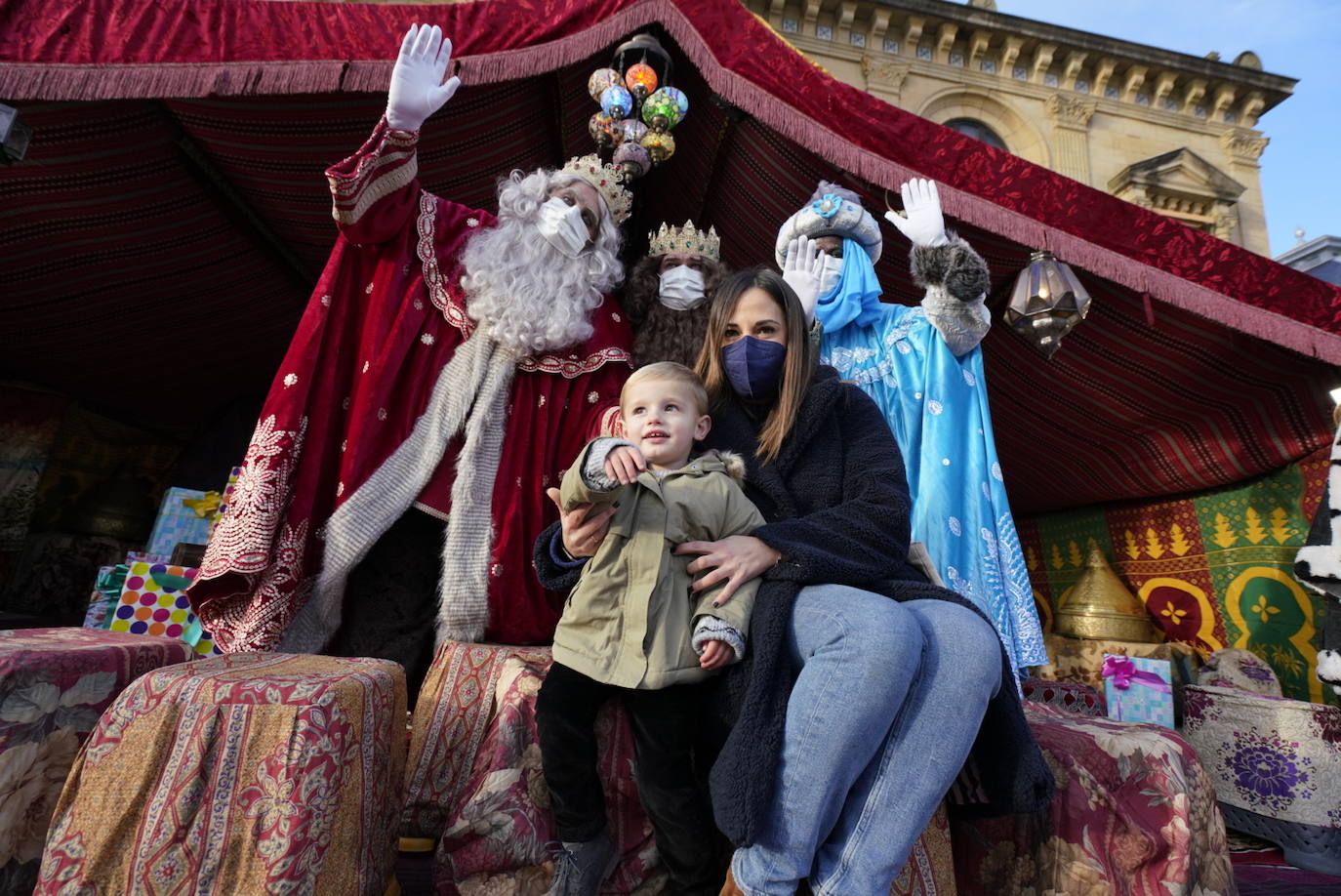 Fotos: La cabalgata de los Reyes Magos recorre las calles de Donostia