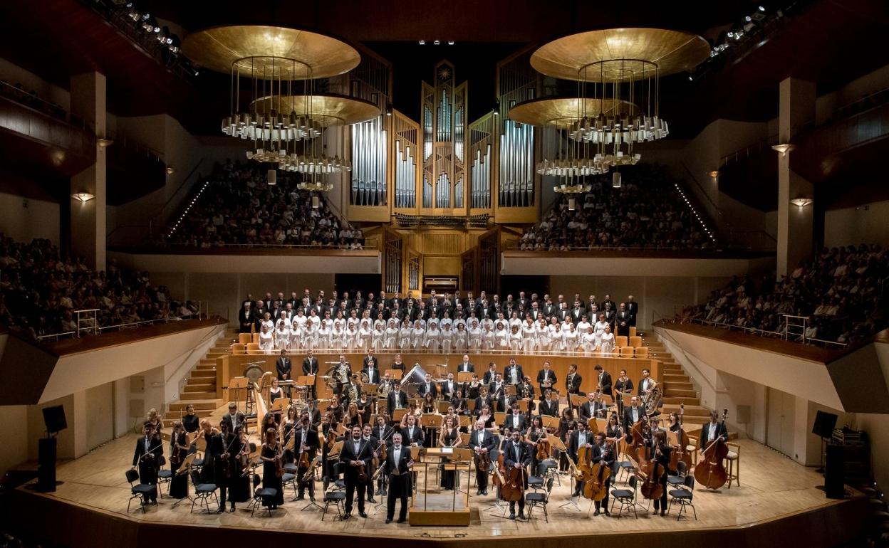 El Orfeón en una actuación en el Auditorio Nacional junto a la Orquesta Clásica Santa Cecilia.