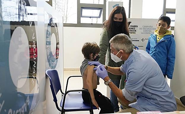 Miles de guipuzcoanos contagiados deberán esperar cuatro semanas para la tercera dosis