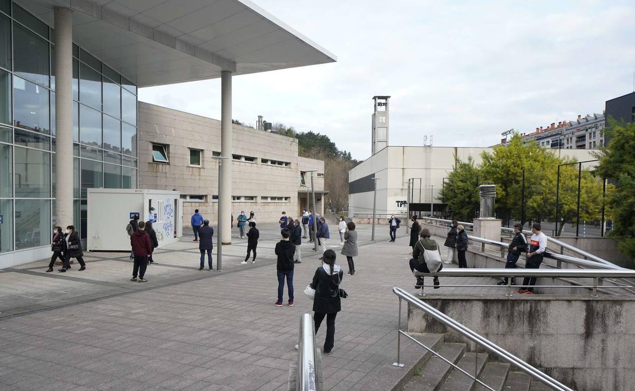 Colas para hacerse una prueba de confirmación en el ambulatorio de Amara