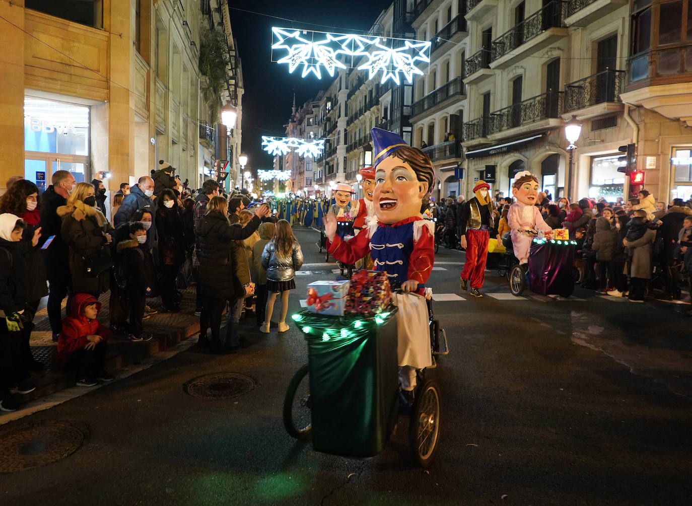 Fotos: La cabalgata de los Reyes Magos recorre las calles de Donostia
